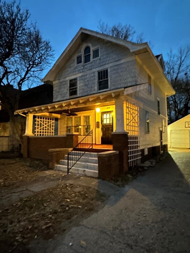 Building Photo - 1105 N Bourland Ave