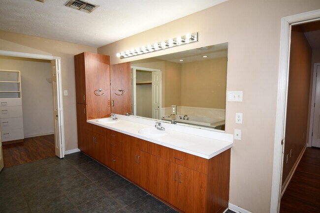 Building Photo - 604 Derouen St