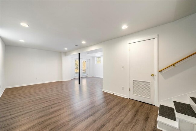 Building Photo - 1113 Brook Ave