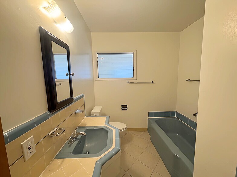 Building Photo - 6125 Cashio St