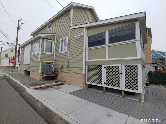 Building Photo - 800 E Broadway