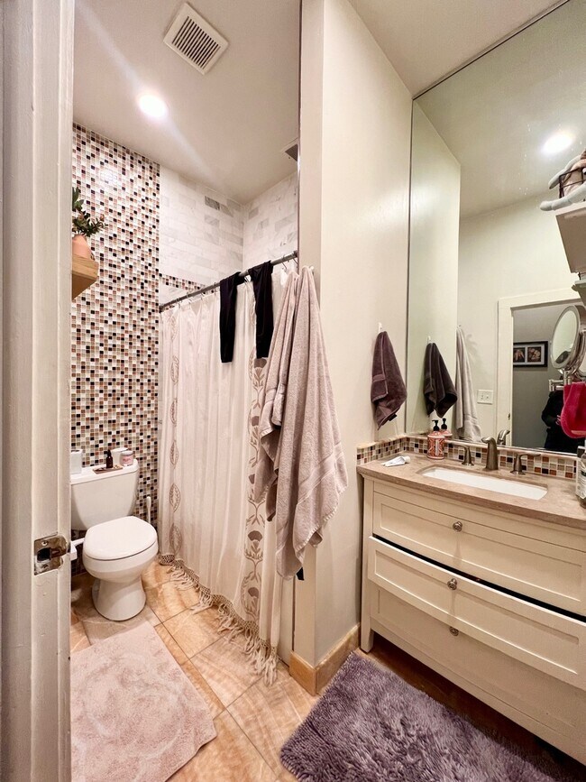 Building Photo - 2303 W North Ave