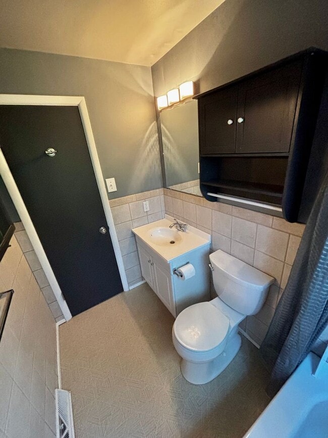 Building Photo - Stylish & Serene – One-Bedroom Golden Hous...