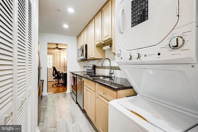 Building Photo - 6295 Hillary Ct