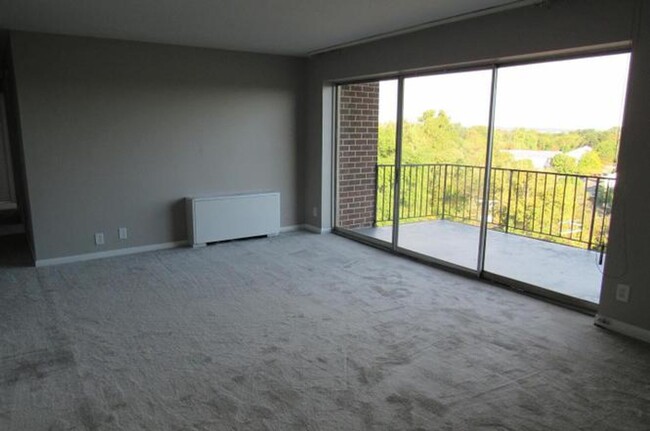 Building Photo - NEWLY AVAILABLE - RENOVATED 3 BR UNIT IN T...