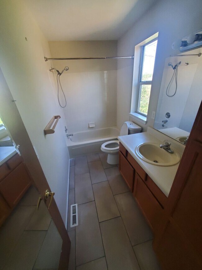 Building Photo - 3 Bedroom Home w Extra Room and 2 Car Garage in Stratford Lakes!