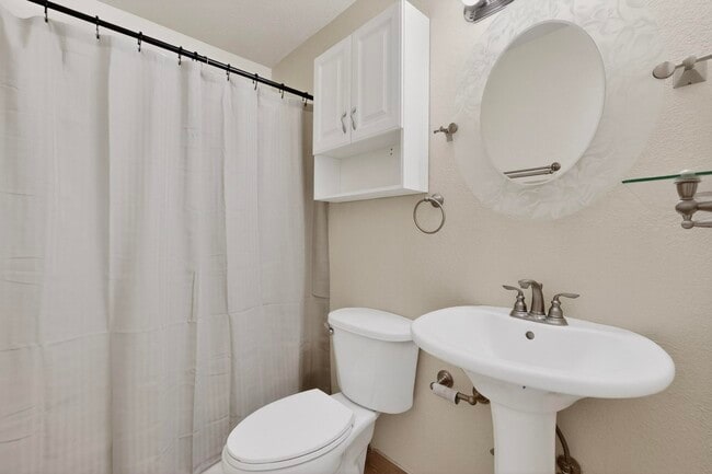 Building Photo - 6500 Martin Ct NE