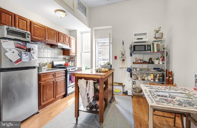 Primary Photo - 3017 W Girard Ave