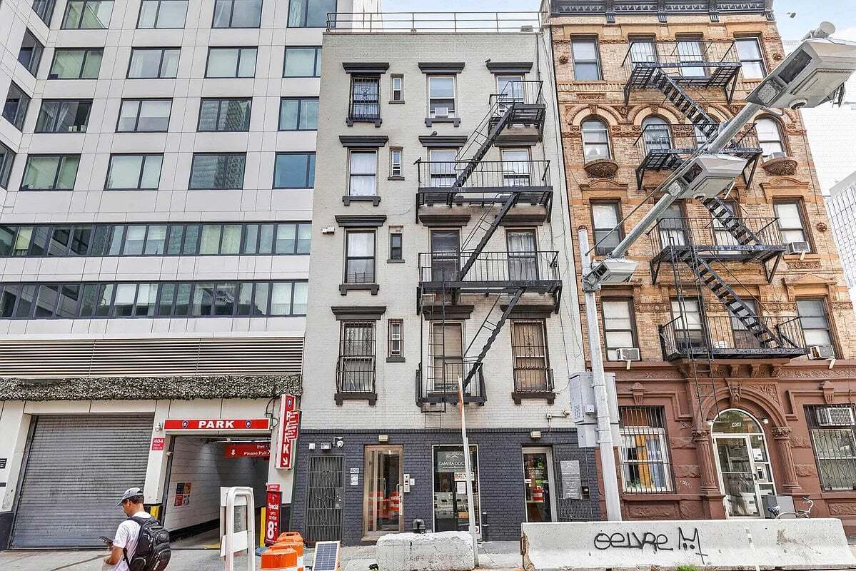 Building Photo - 406 W 39th St