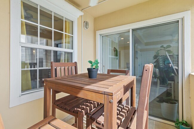 Building Photo - Beautiful furnished 2/2 condo with stunning water view available May 2026 for a short-term stay