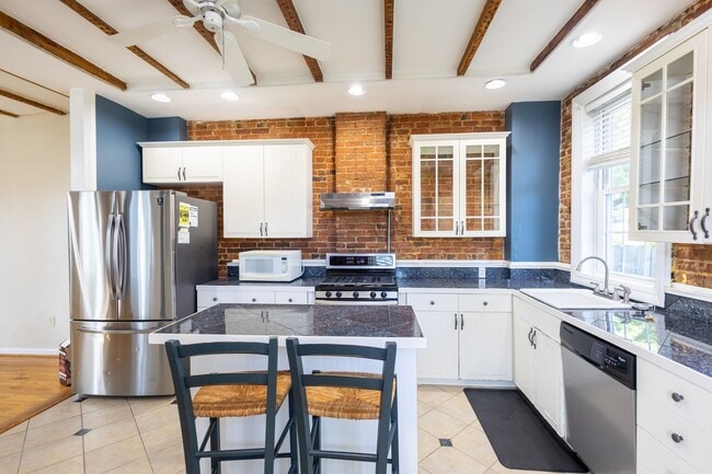 Building Photo - Lovely 3 BR/1.5 BA Semi-Detached Home in S...