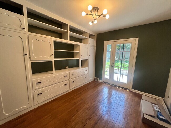Building Photo - Spacious 3 bedroom 1.5 bathroom House