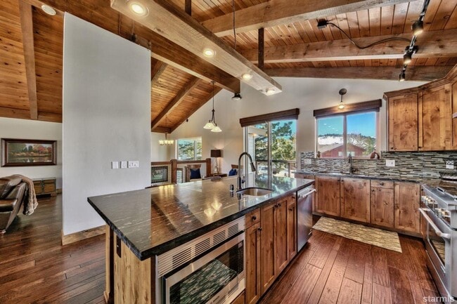 Building Photo - Beautiful pet friendly home with amazing views and private boat dock avail. Now! W/ lots of extra...