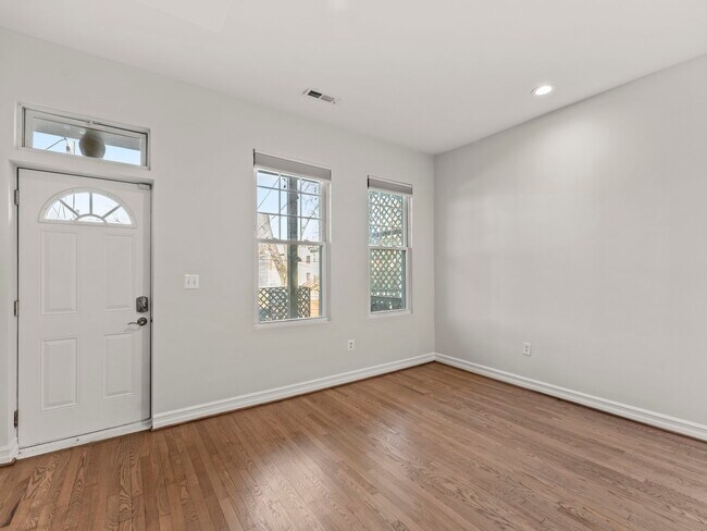 Building Photo - 1215 Otis Pl NW