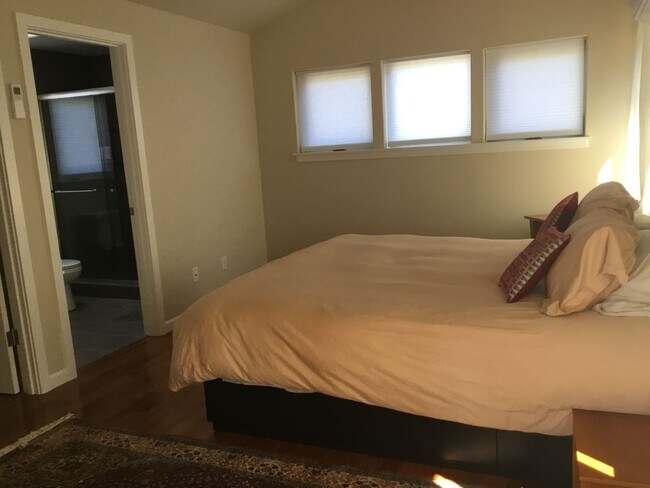 Building Photo - Custom Kenton Townhouse (Short Term)