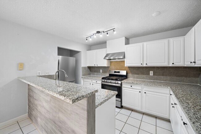 Building Photo - 13938 Plantation Valley Dr