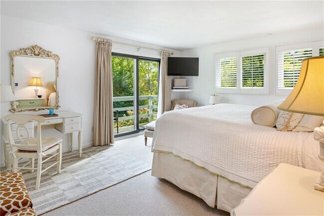 Building Photo - 140 Connection St