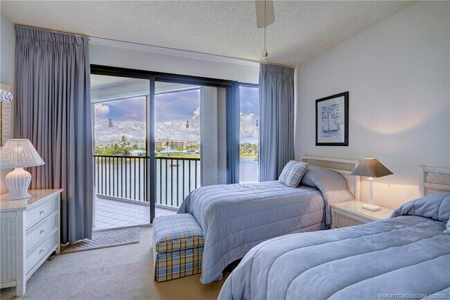 Building Photo - 221 NE Plantation Rd