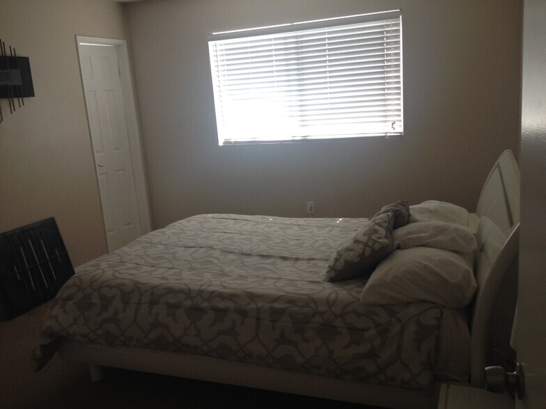 Building Photo - 933 Loma Ave