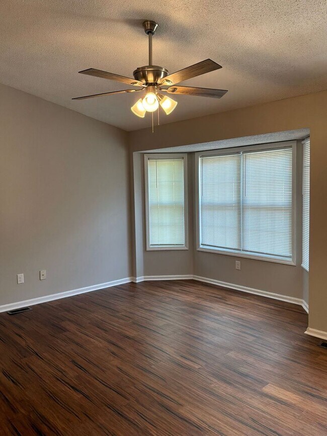 Building Photo - Available Now!! Three Bedroom Two Full Bath Home!