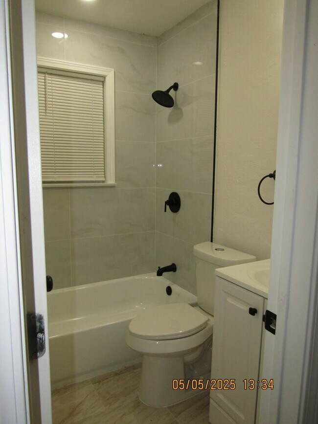 Building Photo - Great Home Located in the Lawton Heights A...