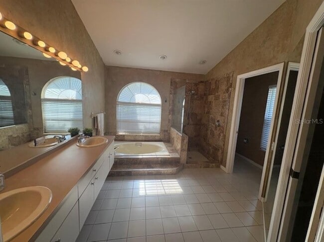 Building Photo - 4622 Meadowview Cir