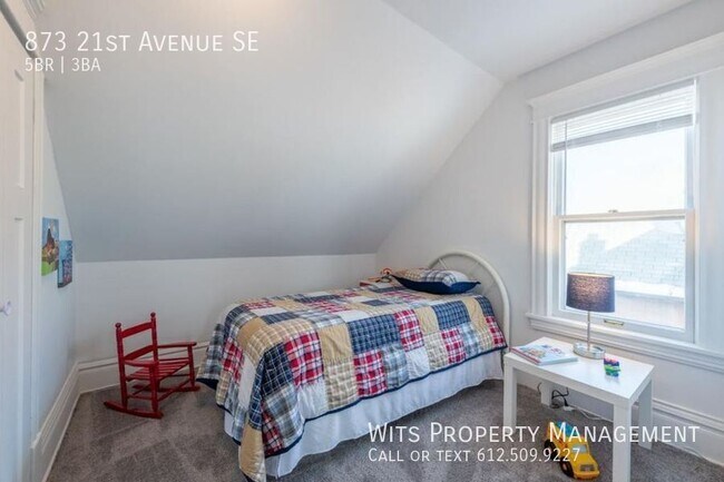 Building Photo - 873 21st Ave SE