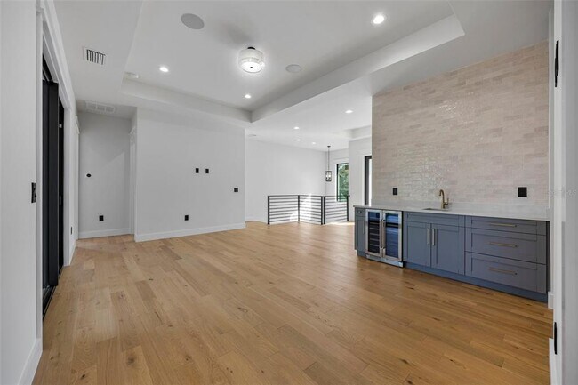 Building Photo - 3701 S Lynwood Ave