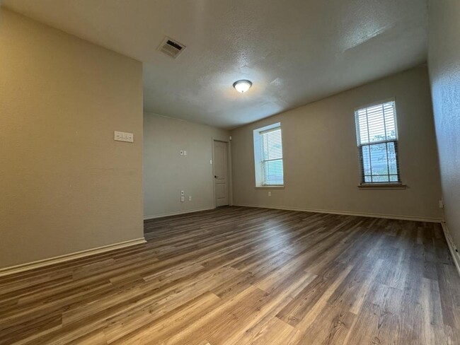 Building Photo - 728 Moon Shadow Ct