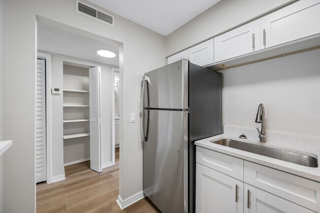 Building Photo - Spacious 1 Bed-1Bath Apartment Newly Renov...