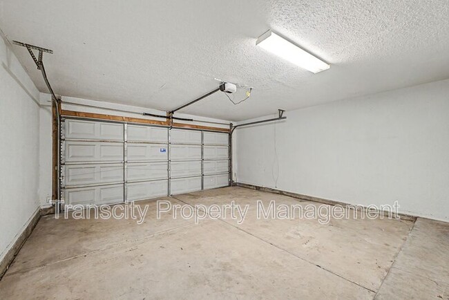 Building Photo - 932 W 19th Ave