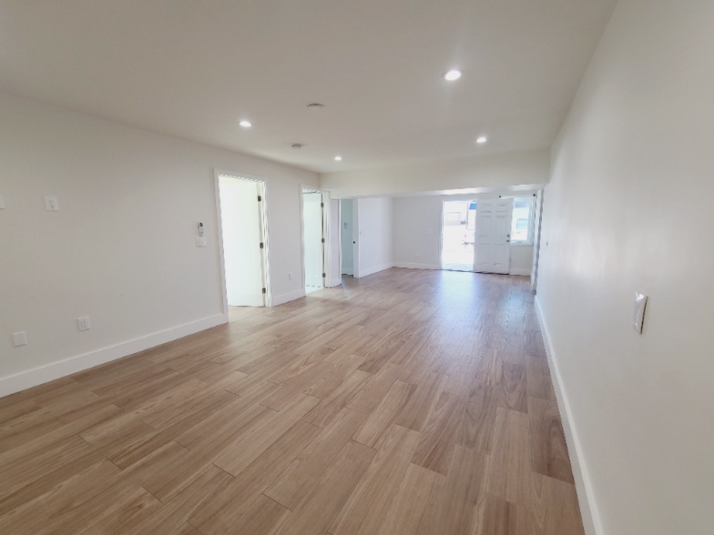 Building Photo - 9949 Pinewood Ave