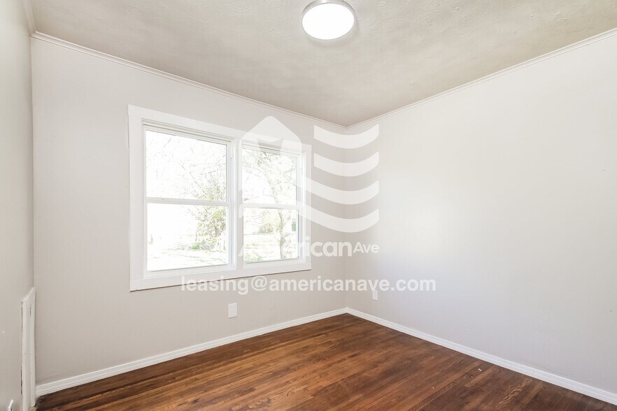 Building Photo - 725 E 42nd St N