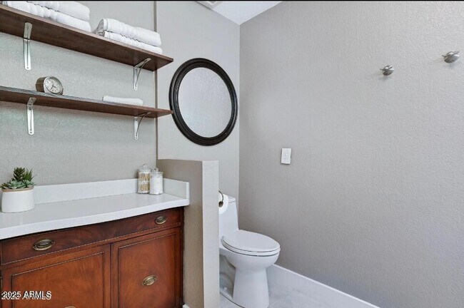 Building Photo - 725 S Cheri Lynn Dr