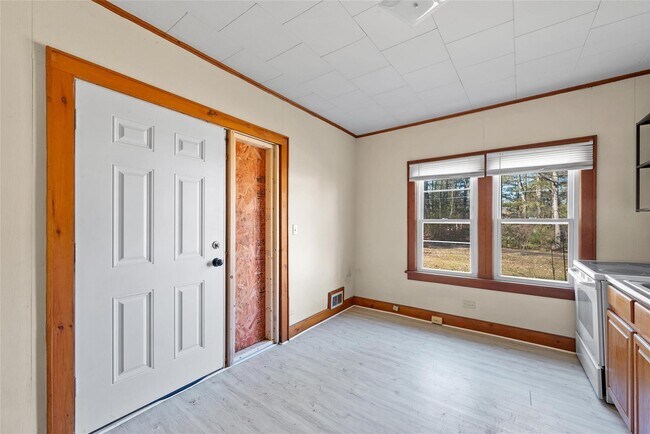 Building Photo - 443 Sackett Lake Rd