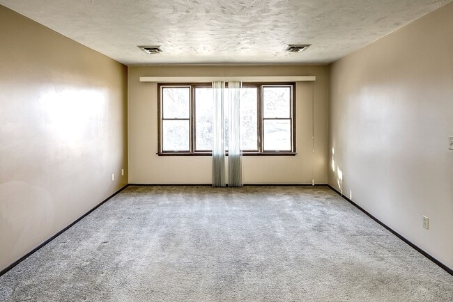 Building Photo - Spacious 2-Bed and 1-Bath Apartment!