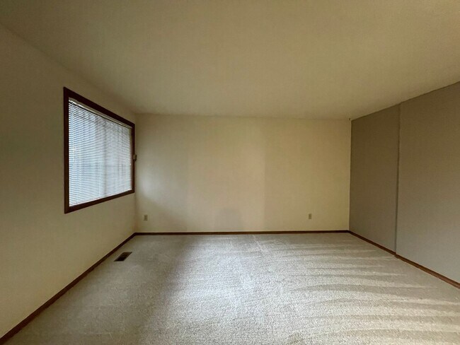 Building Photo - 2Bd/2Ba Unit Located in a Lovely Private Neighborhood in Happy Valley ~ Detached Garage, Washer &...