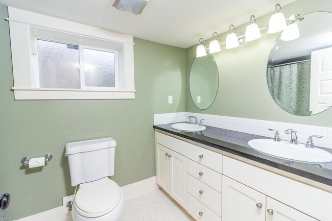 Building Photo - Updated and Fresh 3  Bedroom 2 Bath in Des...