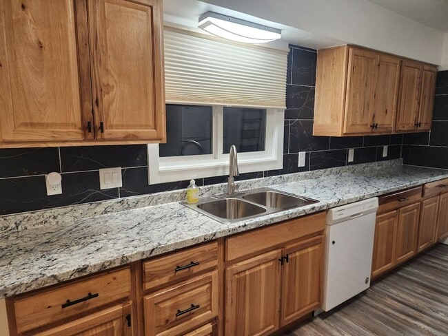 Building Photo - Classic Brick 3 bed, 1.5 bath with upgrades, fenced back yard, carport and garage.