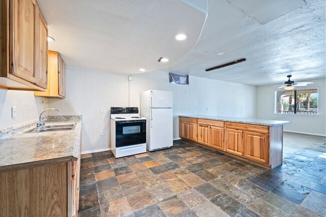 Building Photo - 1453 Luna Ln