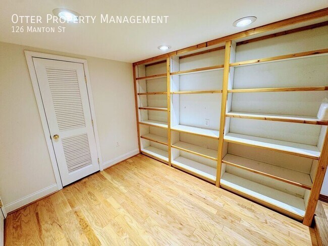 Building Photo - 126 Manton St