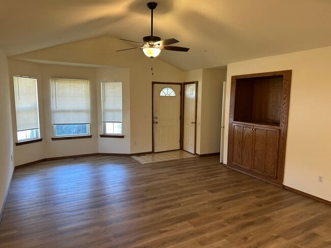 Building Photo - 863 S Hickory Ln