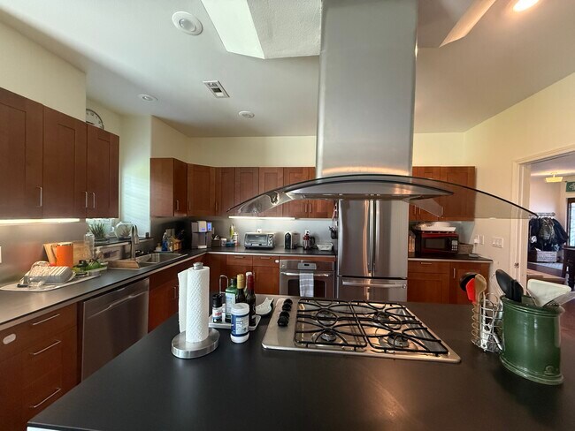 Building Photo - 300 SW Bordeaux Ct