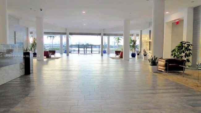 Open Air Lobby - 800 West Ave