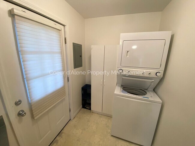 Building Photo - Studio House in Post Falls!