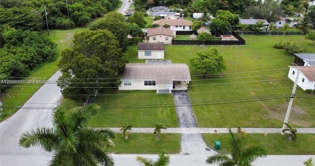 Building Photo - 640 SW 5th Ave