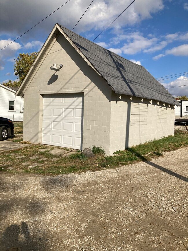 Building Photo - Newly remodeled 3 bedroom