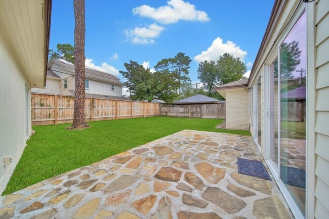 Building Photo - 10042 Briar Forest Dr