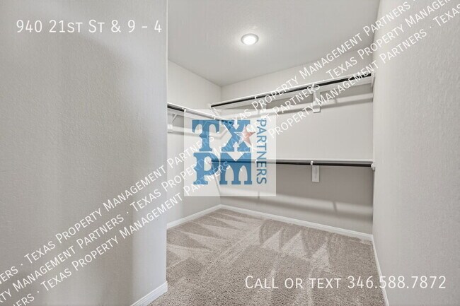 Building Photo - 940 21st St