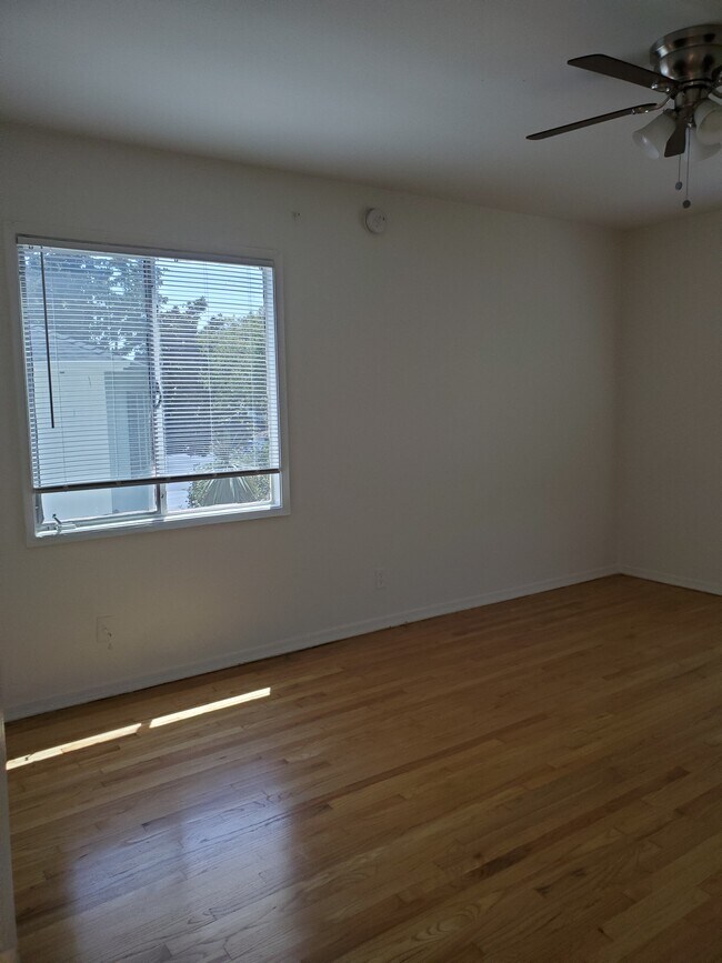 Building Photo - 558 Midvale Ave